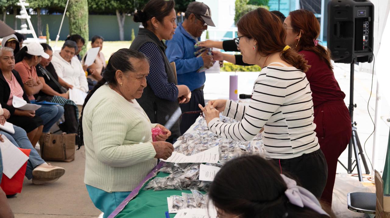 Entrega gratuita de lentes graduados fortalece la salud visual de familias huamantlecas